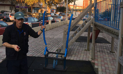 Recuperação de baloiço na rua Cidade de Aveiro