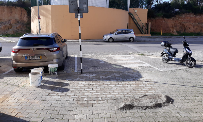 Reparação de uma calçada na Av. Vieira da Silva