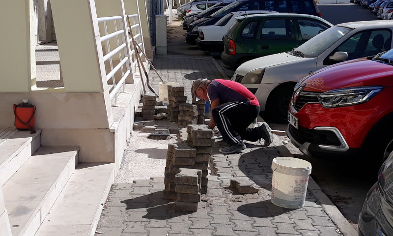 Reparação de calçada na Rua Alberto Serpa