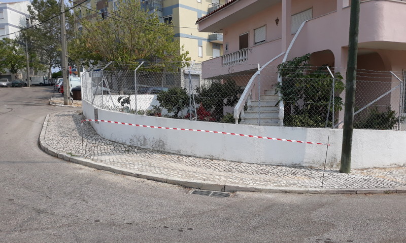 Reparação de calçada na Rua Reinaldo Ferreira