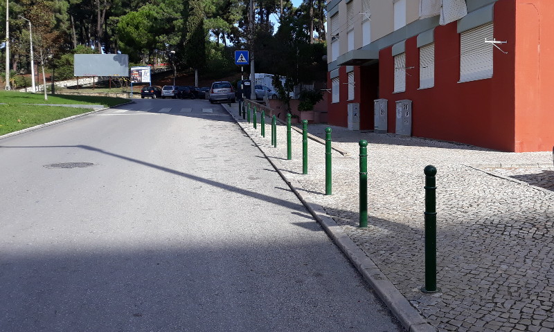 Colocação de pilaretes na Alameda 25 de Abril  Junta de Freguesia de