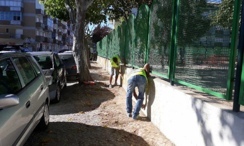 Pintura dos muros exteriores na EB Quinta do Campo