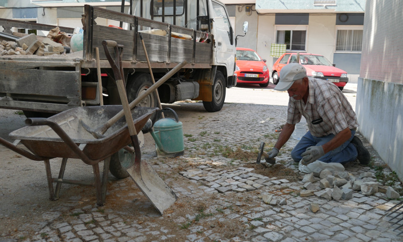 Reparação da calçada na Rua Quinta da Niza