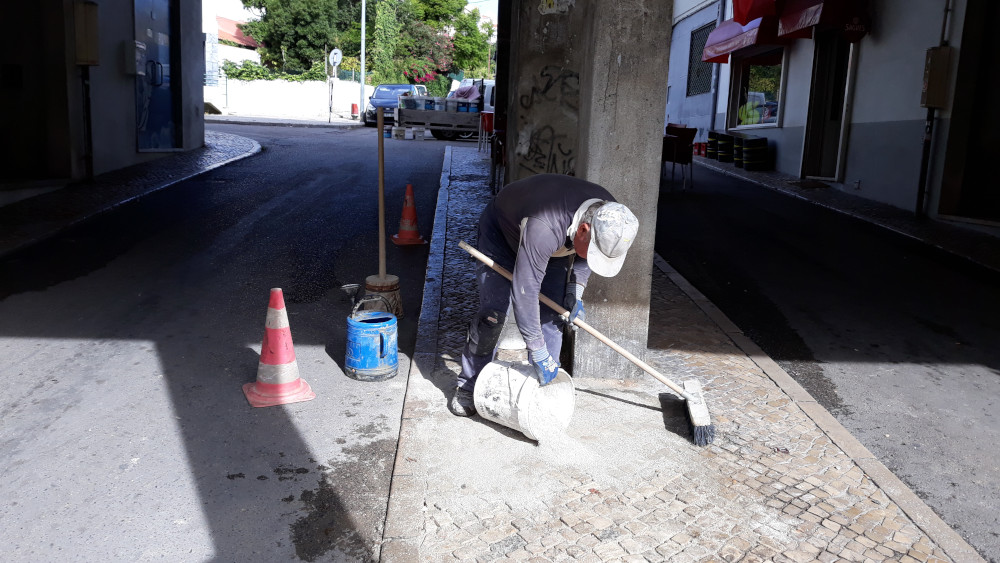 Reparação de calçada na Rua Ginásio Clube de Corroios