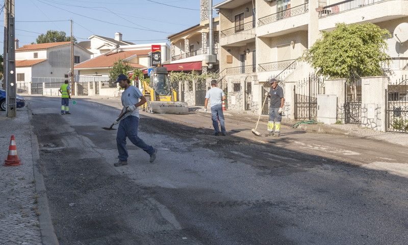 Reparação do piso na Av. Vale de Milhaços