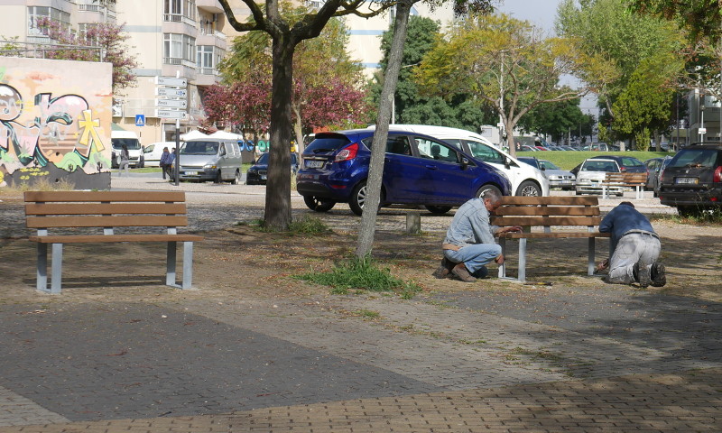 Instalação de bancos de jardim em Miratejo