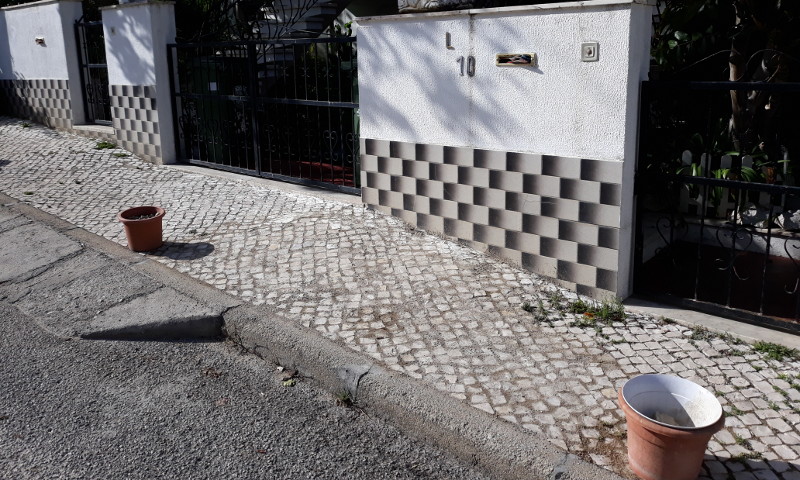 Reparação de calçada na rua António Feliciano Castinho