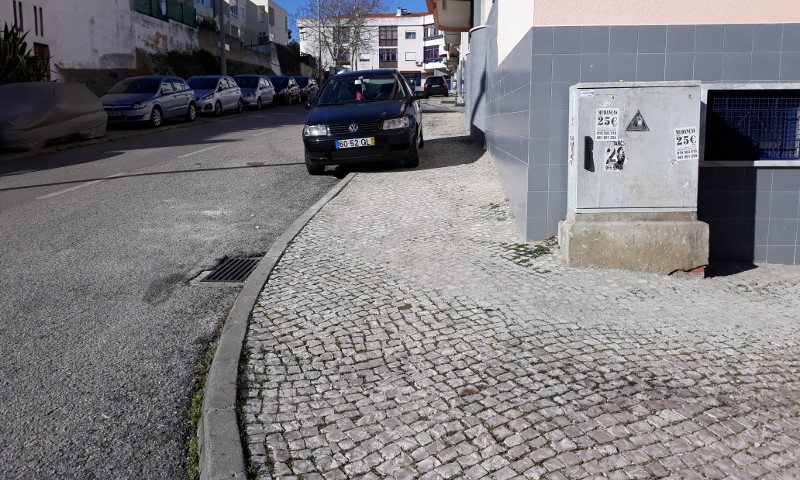 Reparação de calçada na rua Cidade da Amadora