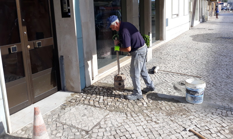 Reparação de calçada na avenida 25 de Abril