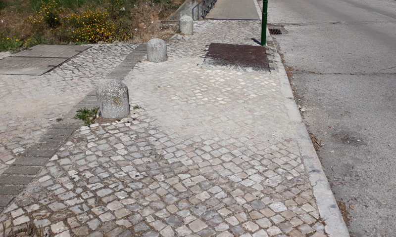 Reparação de calçada na rua Manuel Arriaga