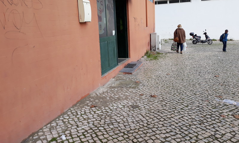 Reparação de calçada na rua Alves Redol