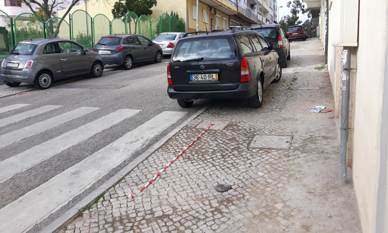 Reparação de calçada na rua Comandante Ramiro Correia