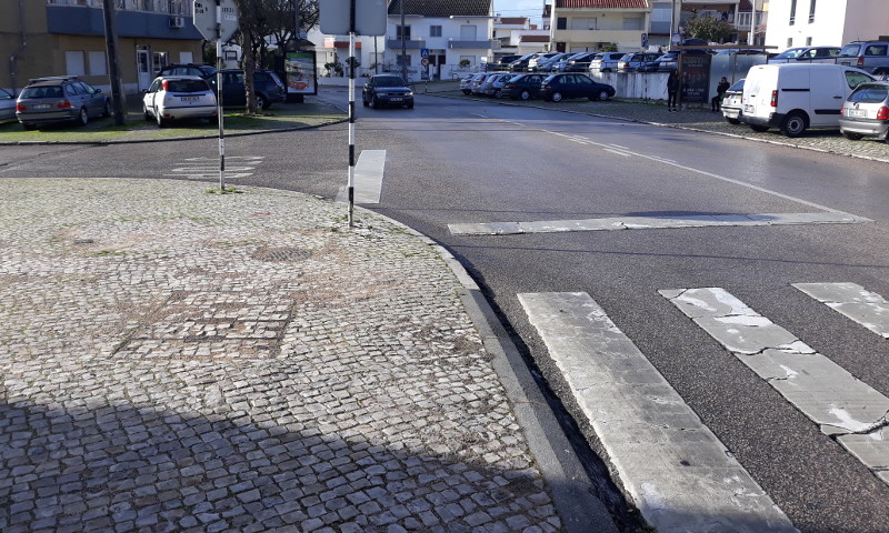 Reparação de calçada na rua das Flores