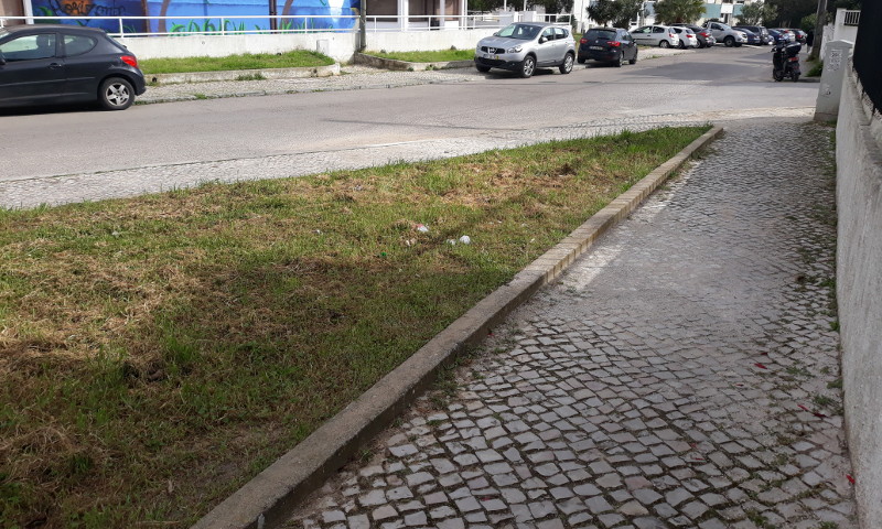 Reparação de calçada na rua Miguel Torga Bras