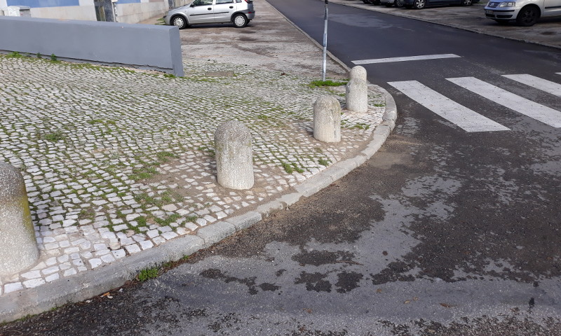 Reparação de calçada e pilaretes na praceta Camilo Pessanha