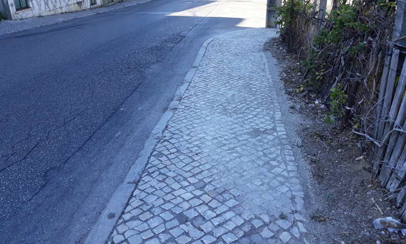 Reparação de calçada na rua Celeste Correia de Campos