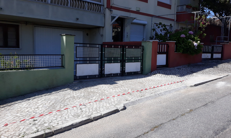 Reparação de calçada na rua Ferreira de Castro