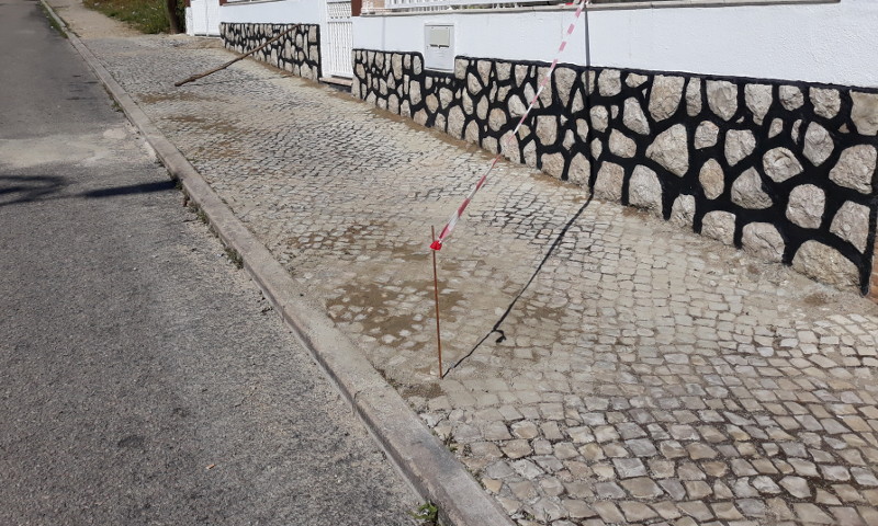 Reparação de calçada na rua da Vitória