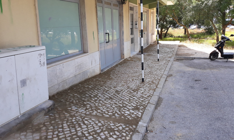 Reparação de uma calçada na rua Vasco Sameiro