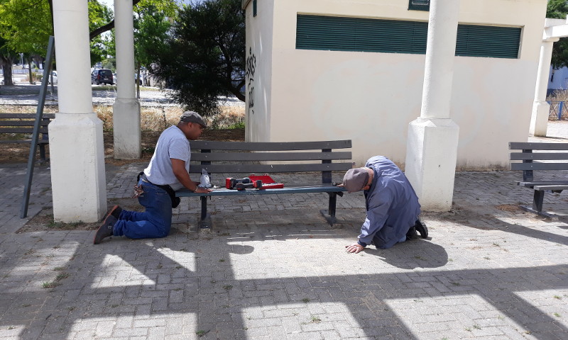 Reparação dos bancos de jardim na Quinta da Mata