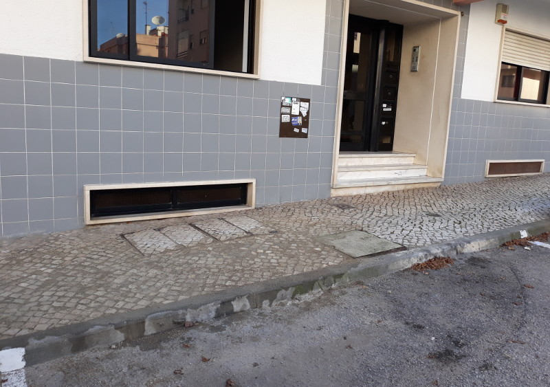 Reparação de calçada na rua Cidade de Loures