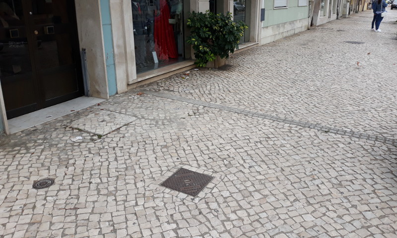 Reparação de calçada na avenida 25 de Abril