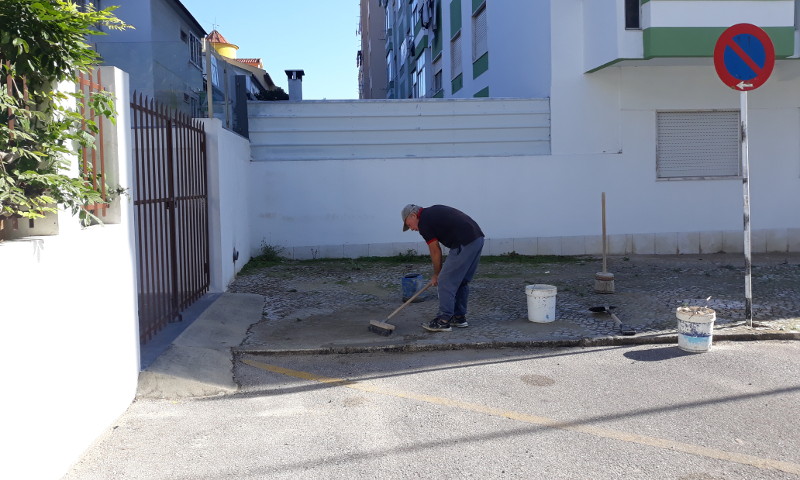 Reparação de calçada na rua Cidade de Quelimane