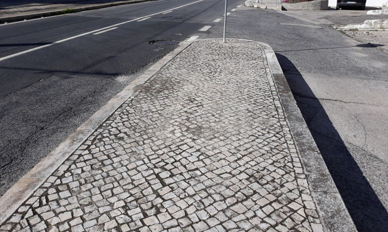 Reparação de calçada na avenida 25 de Abril