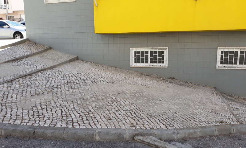 Regularização da calçada na rua Quinta do Conde