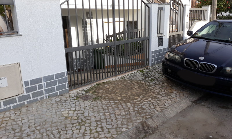 Reparação de calçada na rua 1º de Maio