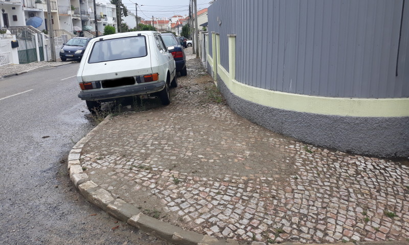 Reparação de calçada na rua António Feliciano Castilho