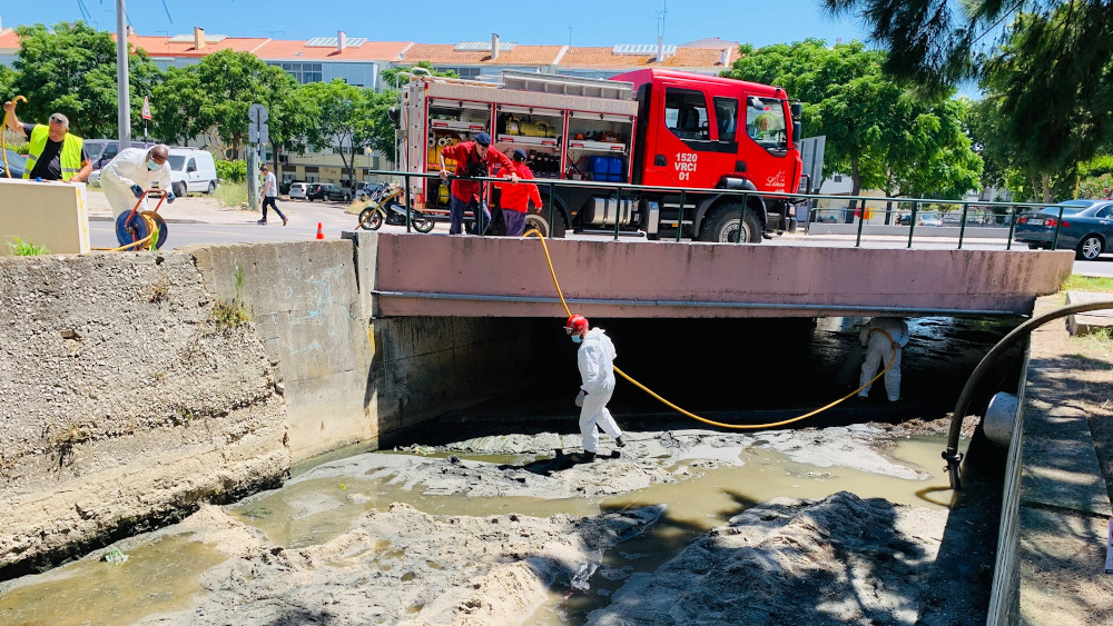 Operação de limpeza dos esgotos oriundos de Almada