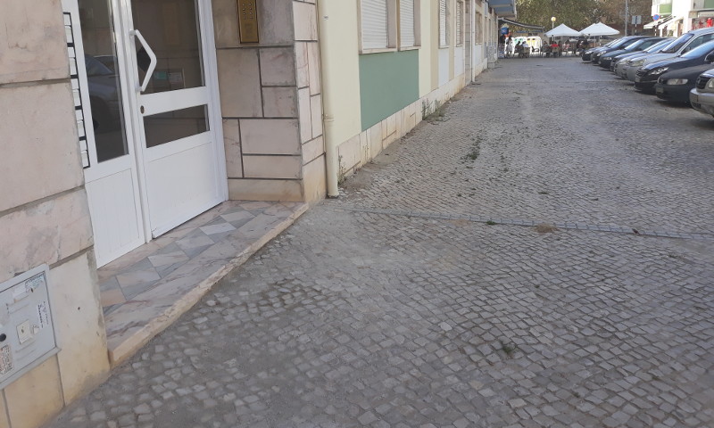 Reparação de calçada na rua Cidade do Porto