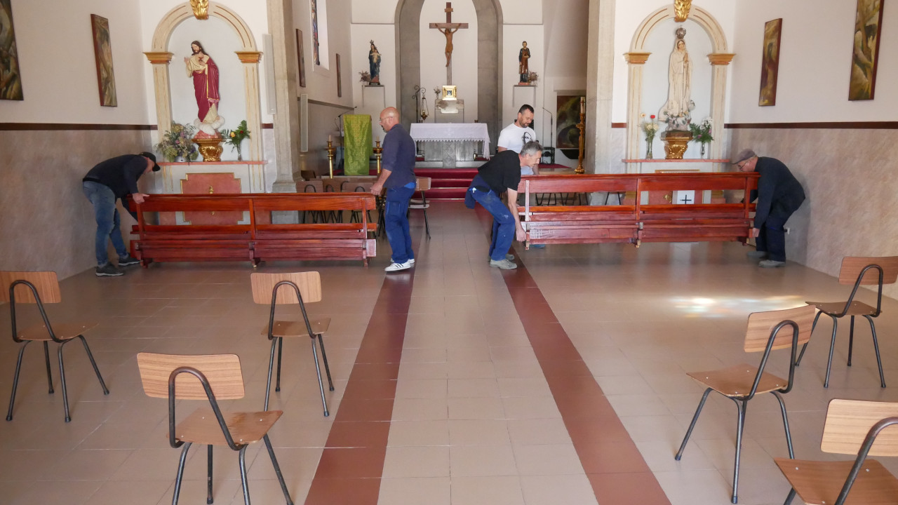 Reparação dos bancos da Igreja de Nossa Senhora da Graça