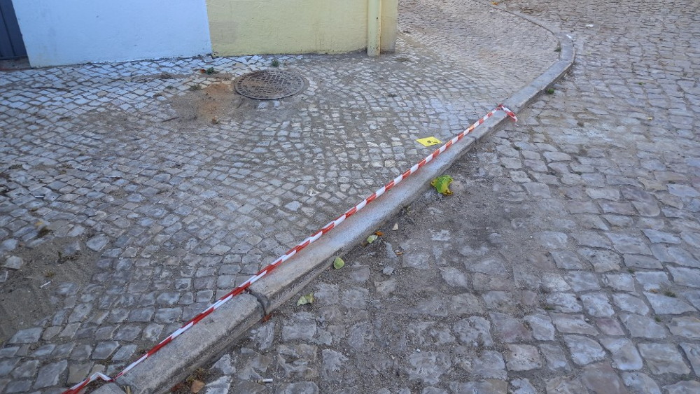 Reparação de uma calçada na avenida Luís de Camões