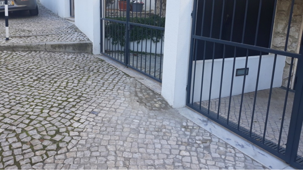 Reparações de calçada na rua Camões no Alto do Moinho