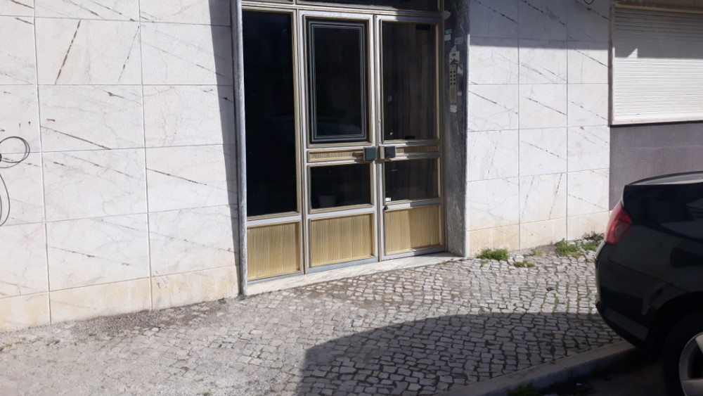 Reparações de calçada na rua Cidade de Santarém