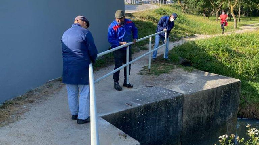 Colocação de um corrimão no Parque Luso