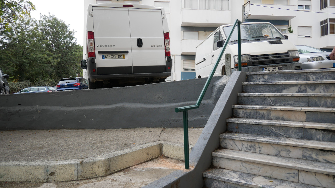 Corrimão instalado na praceta Augusto Gil