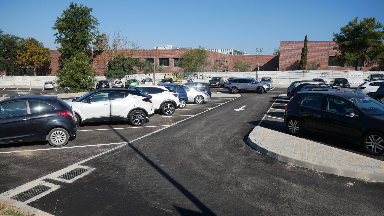 Estacionamento no espaço exterior da ES João de Barros