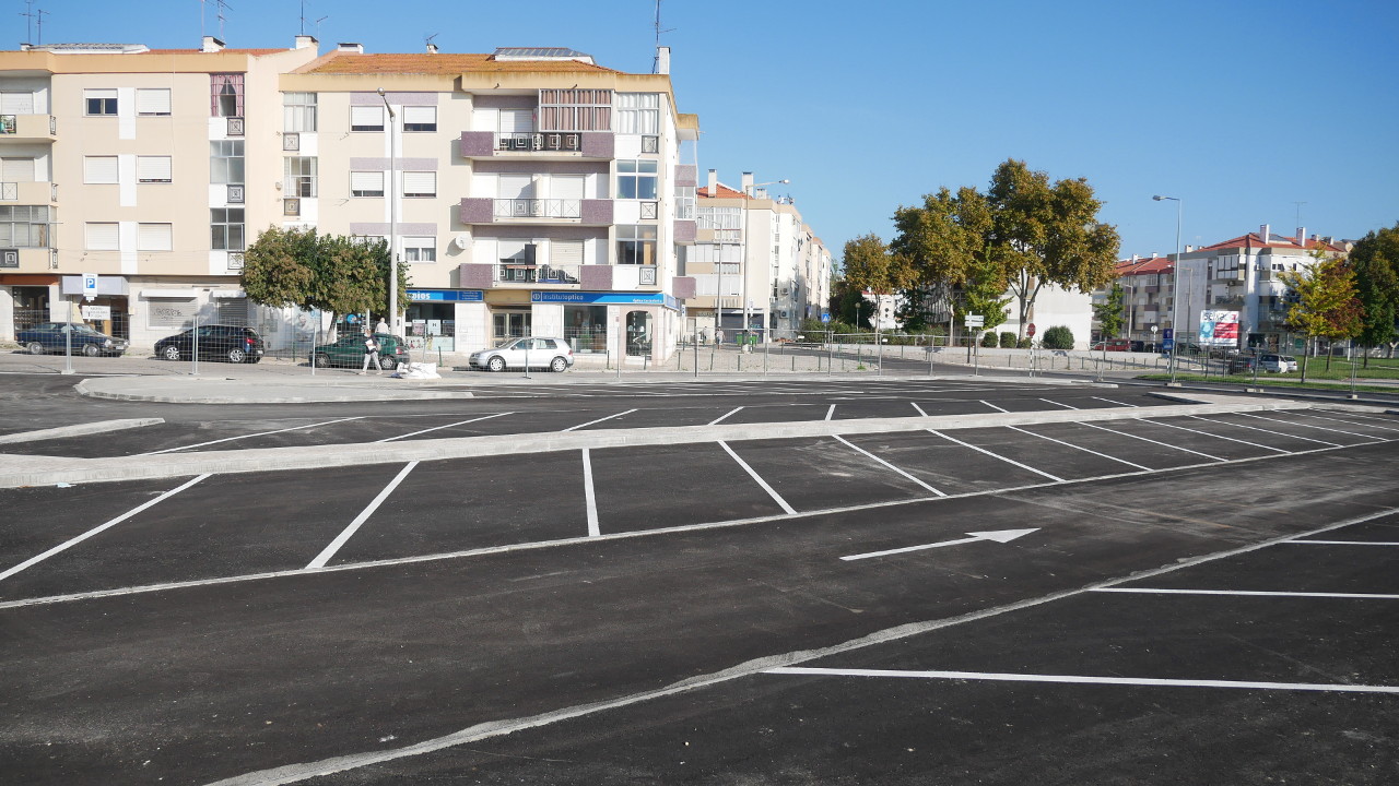 Novo estacionamento na rua Cidade de Abrantes