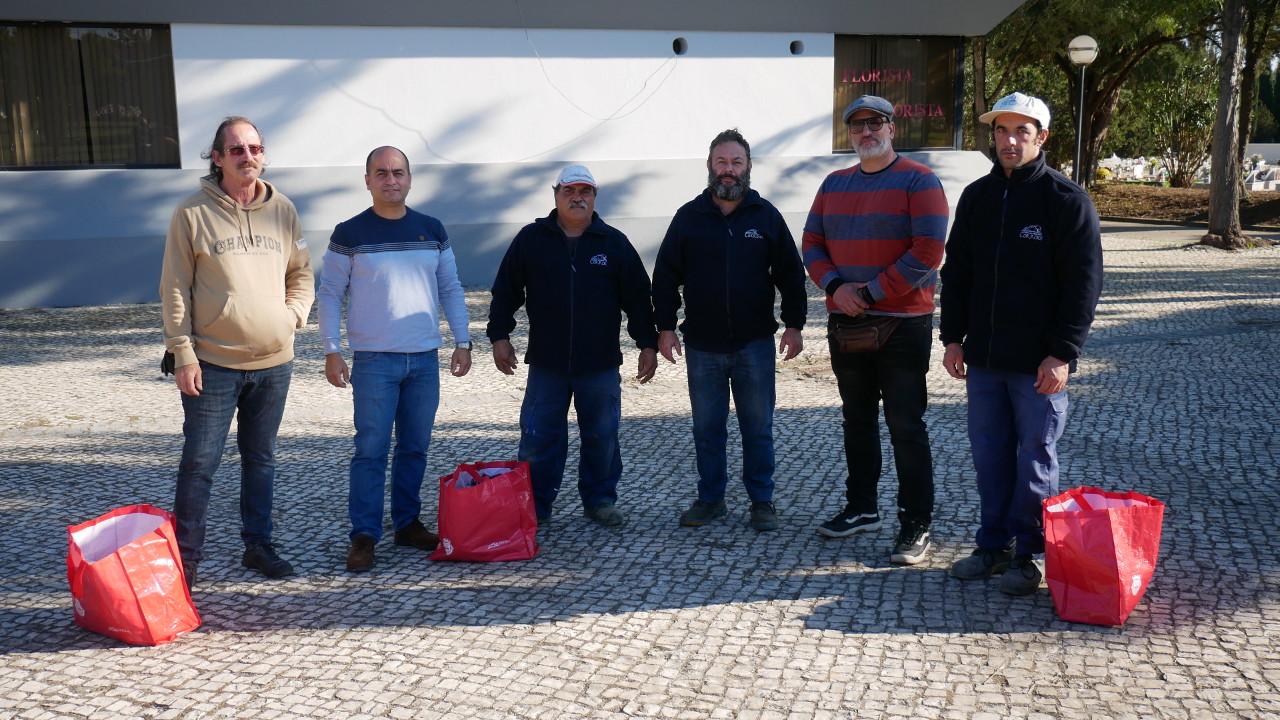 Fardamento para os trabalhadores do setor do cemitério