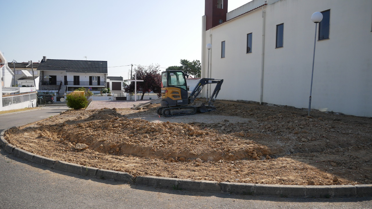 Requalificação do espaço junto à Igreja de Vale de Milhaços