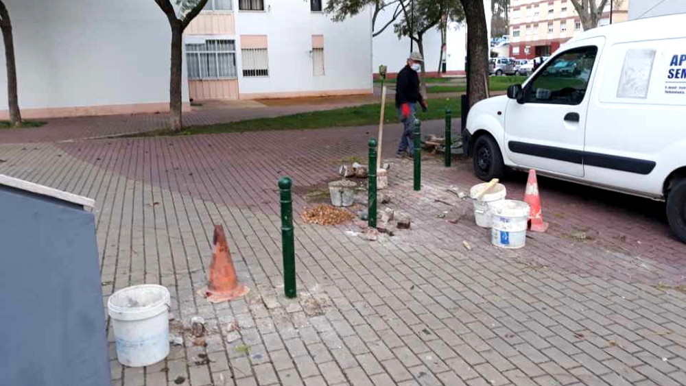 Instalação de pilaretes na rua Bernardo Santareno