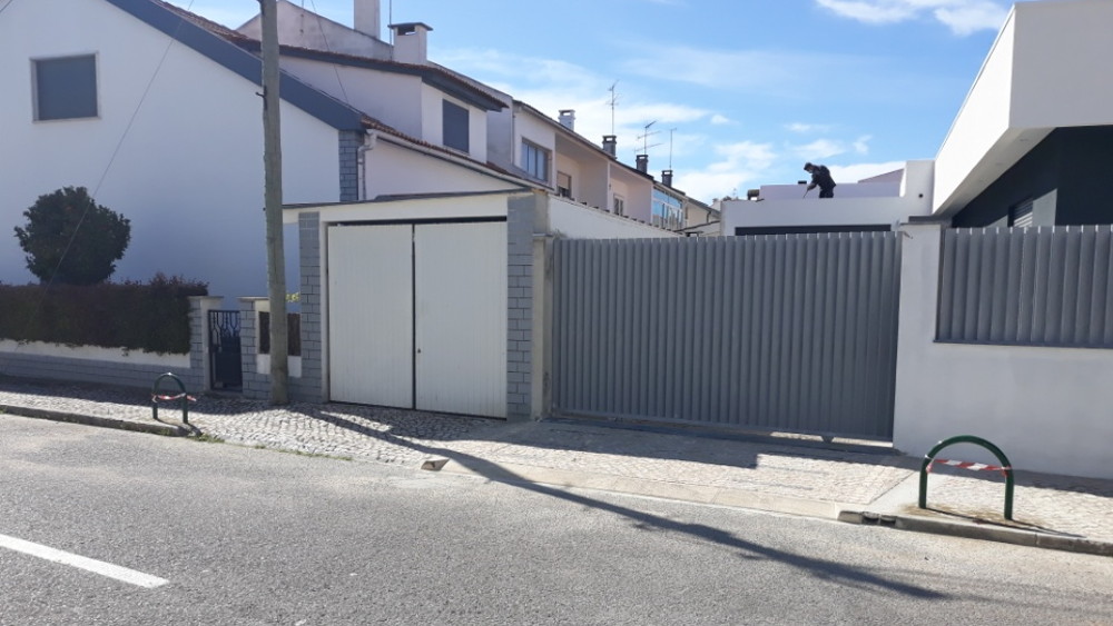 Colocação de pilaretes na rua Miguel Lombarda