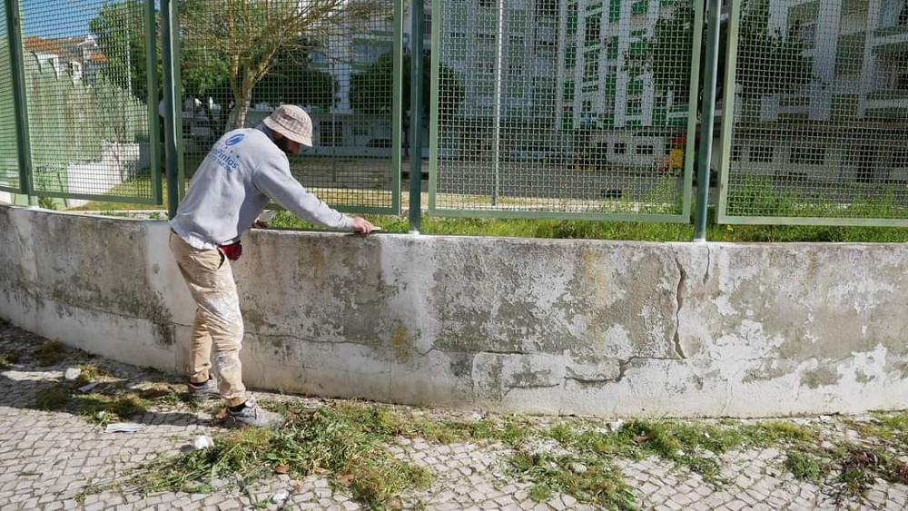 Pintura e reparação de muros no Jardim de Infância de São Nicolau