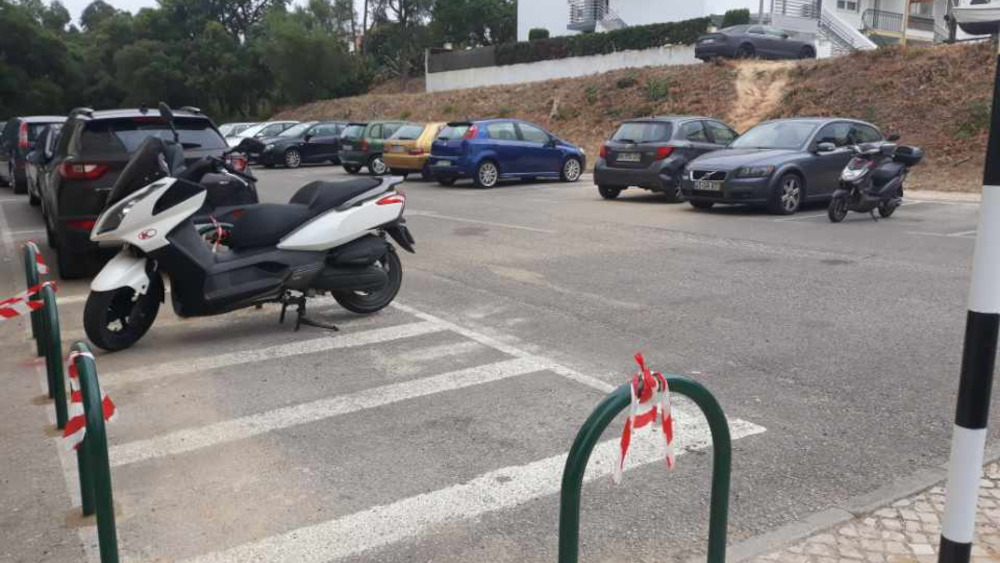 Colocação de pilaretes para parqueamento de motos