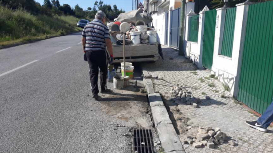 Calçada e lancil na rua Sá de Miranda em Vale de Milhaços