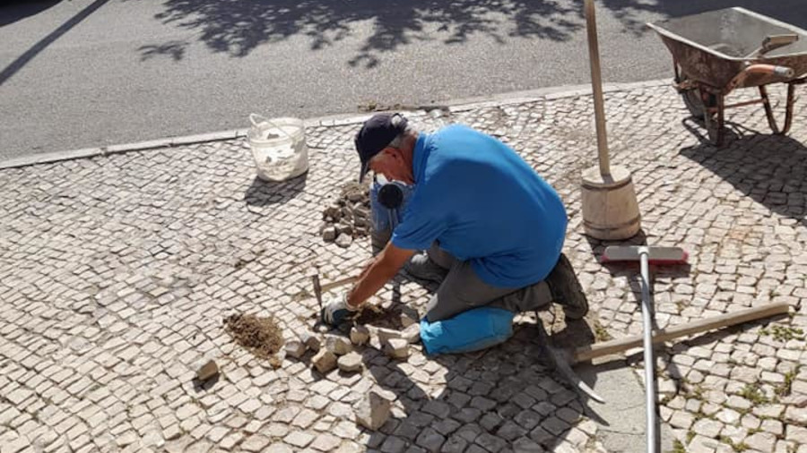 Reparação e reposição de calçada na Rua Ramalho Ortigão