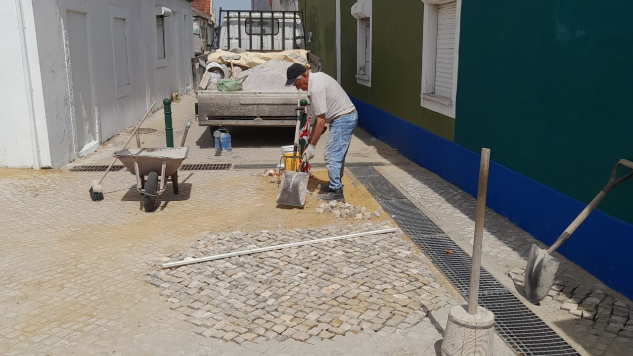 Reparação de calçada e sumidouros na rua 1º de Maio